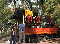 В сквере Железнодорожников установили паровоз Черепановых, восстановленный по фотографиям