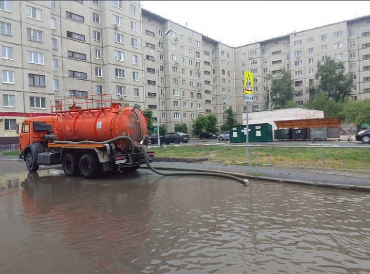 За два дня с улиц Тюмени откачали около тысячи кубометров воды