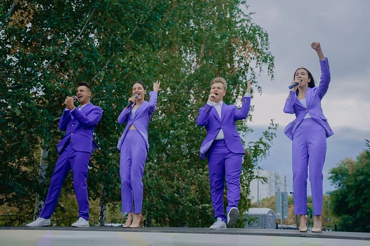 Вокалисты "Матрицы" создали праздничное настроение на одном из избирательных участков Тюмени