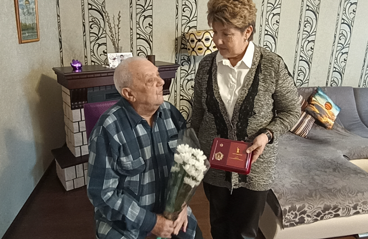 Ветерану из Ярково вручили знак «Житель осажденного Сталинграда»