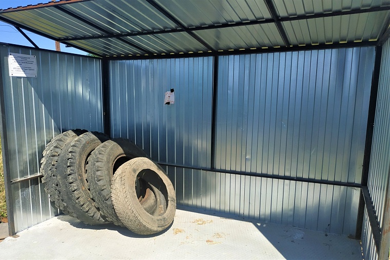 Тюменцев просят не выбрасывать отслужившие шины в мусорные баки