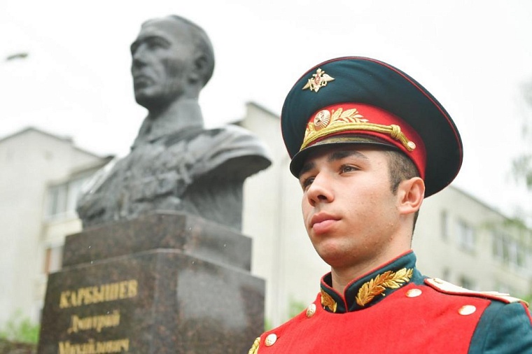 В сквере имени Карбышева тюменские курсанты и юнармейцы приняли участие в митинге и возложении цветов