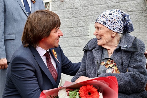 Почтальоны доставят тюменским ветеранам поздравления от Владимира Путина