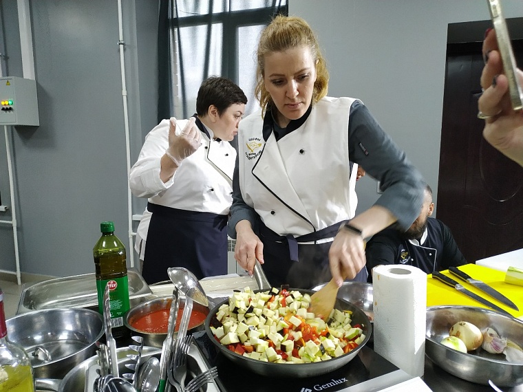 В Тюмени снимают первое кулинарное шоу "Шефы против кондитеров"