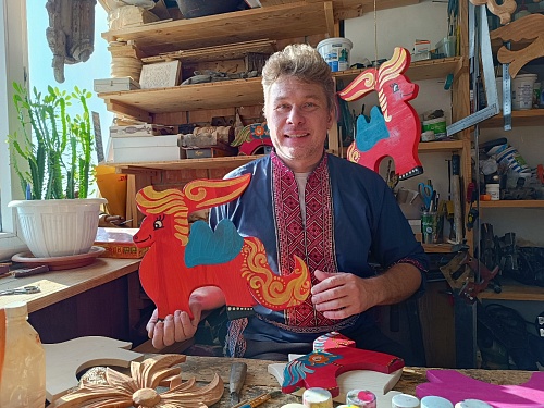 Деревянные Коньки-Горбунки: Тюменская область примет участие в проекте "Елки России"