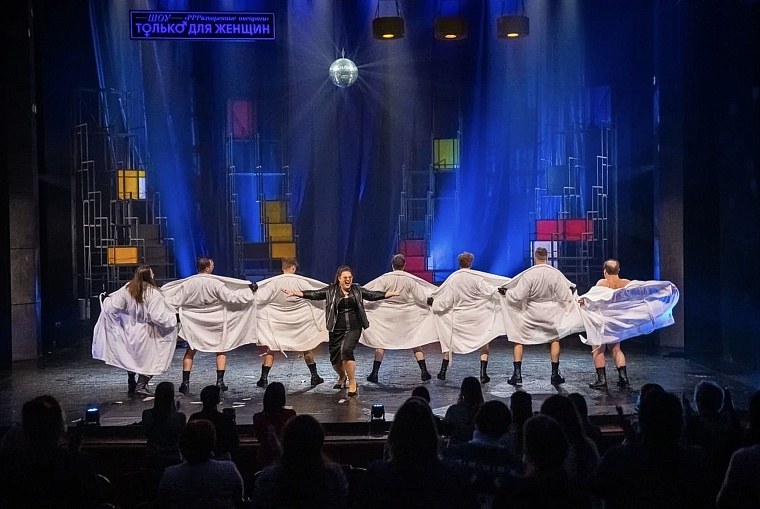 Зрители плакали и визжали. Тюменский драмтеатр показал мужской стриптиз