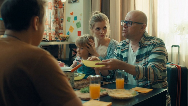 Сильвестр Сергеев будет стрелять деньги у своего сына в новом сезоне ситкома «СашаТаня»