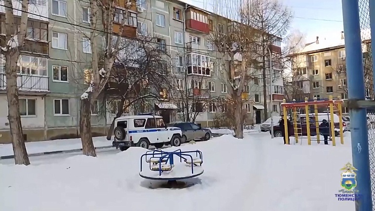 Мужчина, с которым тюменка познакомилась в интернете, достал нож и потребовал деньги