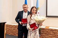 Ноябрьская семья с пятью детьми получила медаль «Родительская слава»
