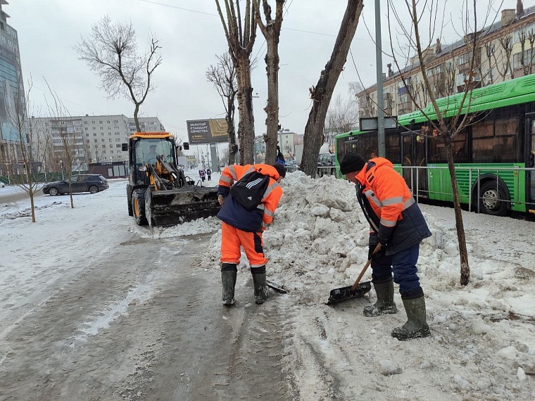 В Тюмени на уборку снега с грязью вышли сотни рабочих и сотни единиц техники