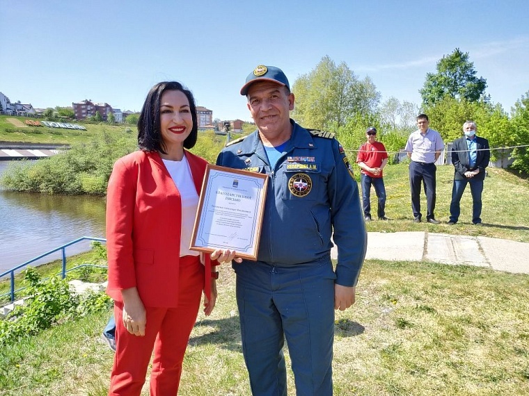 Не уверен - не спасай! К тонущему лучше плыть в жилете или со спасательным кругом