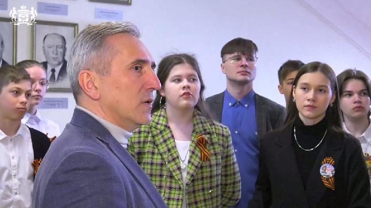 Александр Моор разрешил тюменским школьникам посидеть в своем кресле