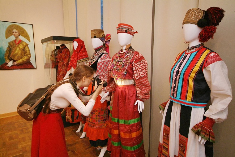 Оттенки русского: многообразие народного костюма на выставке в музее искусств