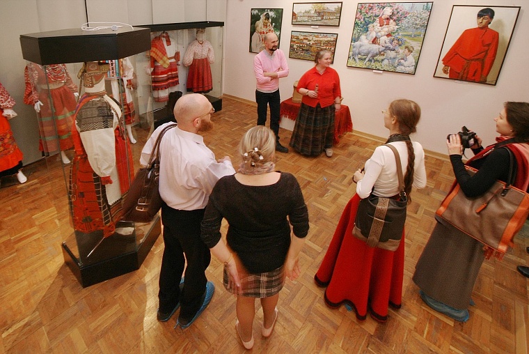 Оттенки русского: многообразие народного костюма на выставке в музее искусств