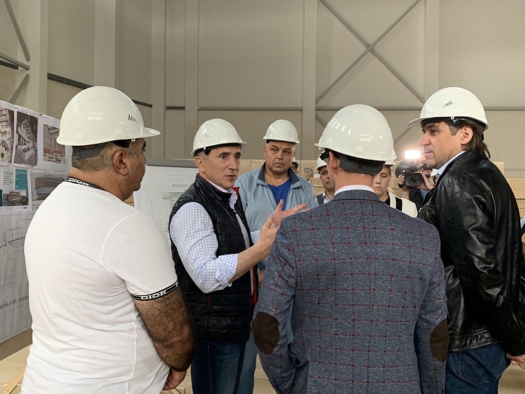 Александр Моор посетил строящийся Центр гимнастики в Тобольске