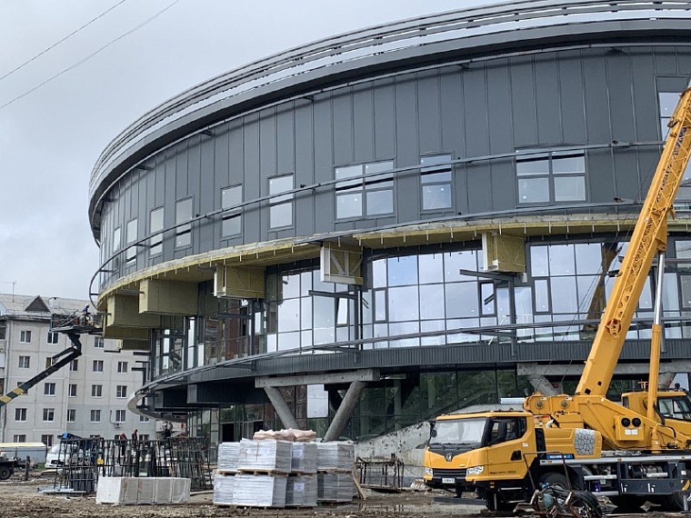 Александр Моор посетил строящийся Центр гимнастики в Тобольске