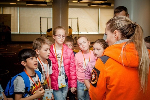 Тюменские поисковики обучают детей правильному поведению в городе и лесу