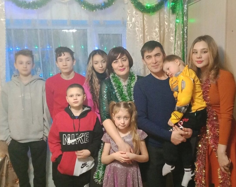 В Ярковском районе пара воспитывает семерых приемных детей