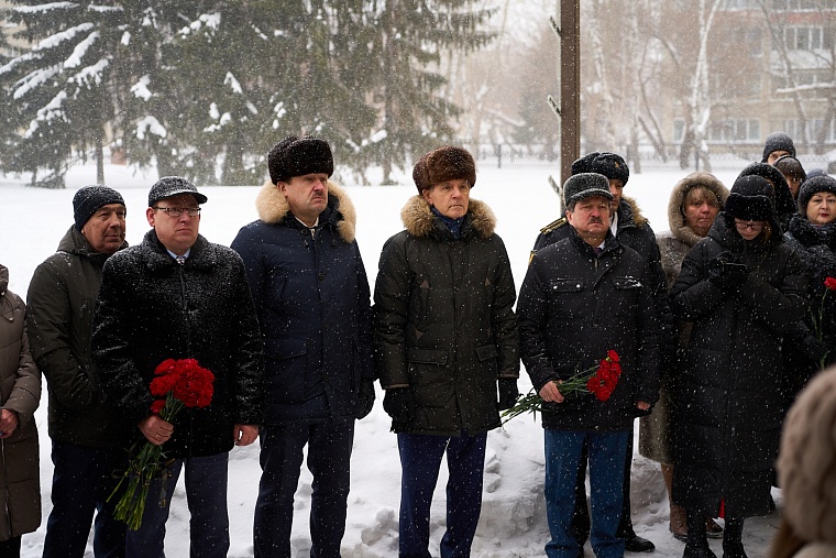 В память о герое СВО в Ялуторовске открыли мемориальную доску