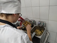 Тюменские студенты-столяры на чемпионате "Абилимпикс" готовили суши