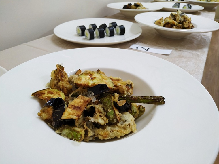 Тюменские студенты-столяры на чемпионате "Абилимпикс" готовили суши