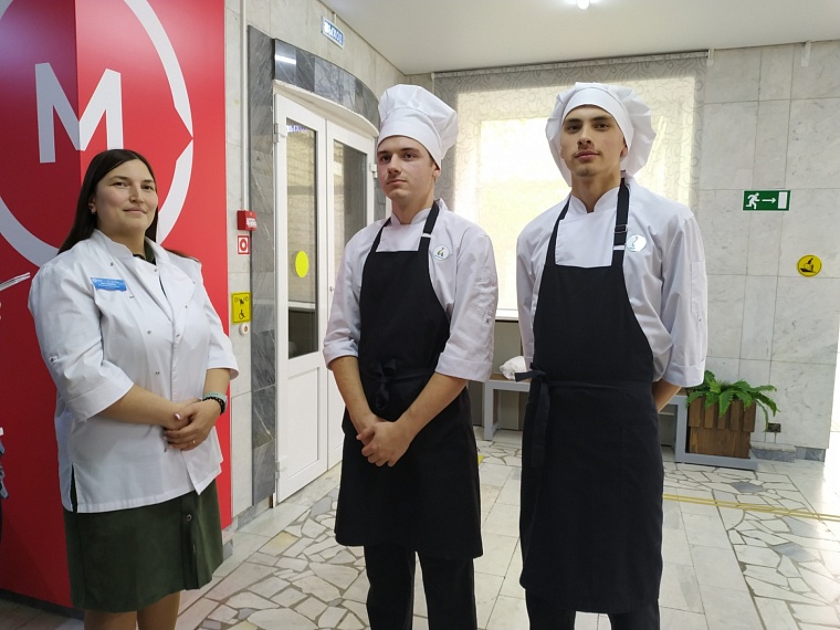 Тюменские студенты-столяры на чемпионате "Абилимпикс" готовили суши