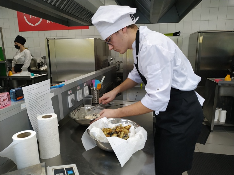 Тюменские студенты-столяры на чемпионате "Абилимпикс" готовили суши