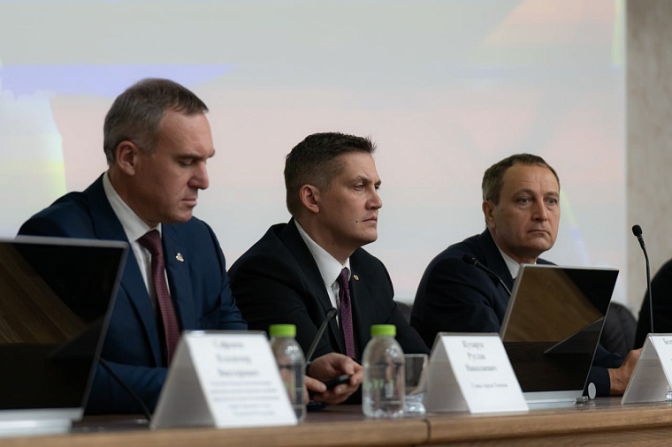 На здании Арбитражного суда в Тюмени открыли мемориальную доску в память о его первом председателе