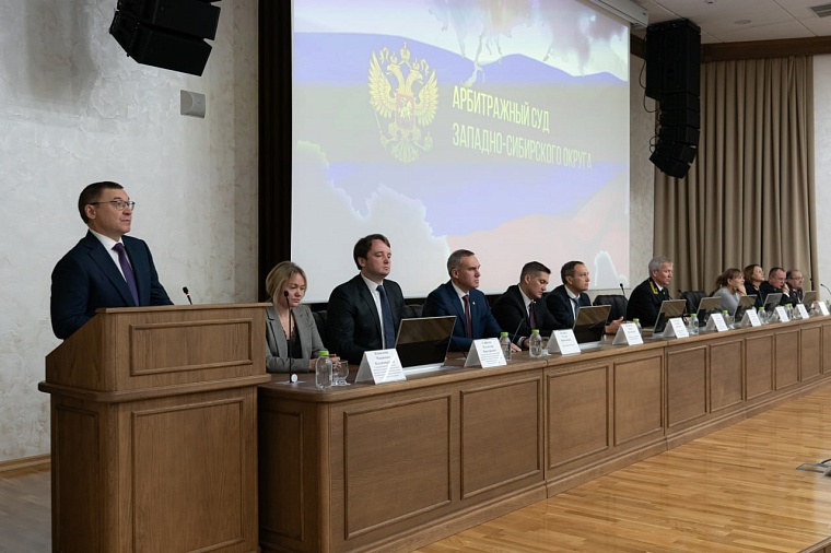 На здании Арбитражного суда в Тюмени открыли мемориальную доску в память о его первом председателе