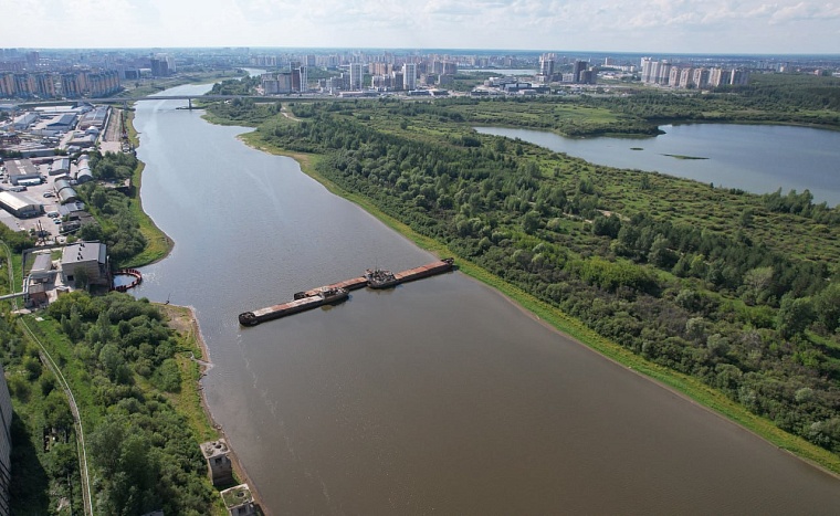 Баржи поперек Туры стабилизировали уровень воды на водозаборе в Тюмени