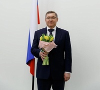Владимир Якушев поздравил тюменок с Международным женским днем