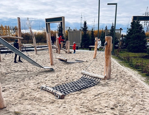 Вандалы сломали новые качели в парке Пограничников