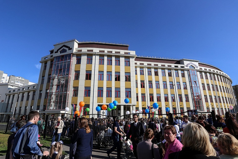 За парты самой большой школы в Тюменской области сели 2,5 тыс. учеников