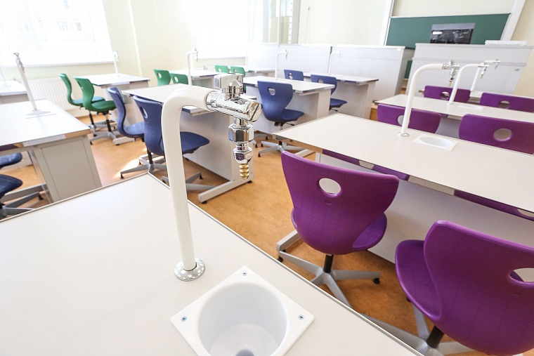 За парты самой большой школы в Тюменской области сели 2,5 тыс. учеников