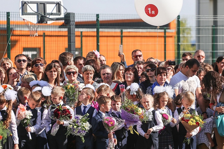За парты самой большой школы в Тюменской области сели 2,5 тыс. учеников