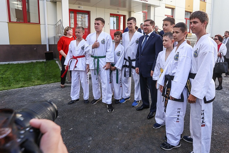 За парты самой большой школы в Тюменской области сели 2,5 тыс. учеников