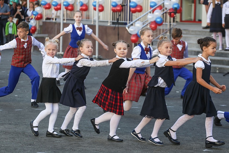 За парты самой большой школы в Тюменской области сели 2,5 тыс. учеников