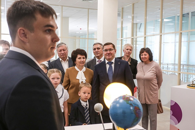 За парты самой большой школы в Тюменской области сели 2,5 тыс. учеников