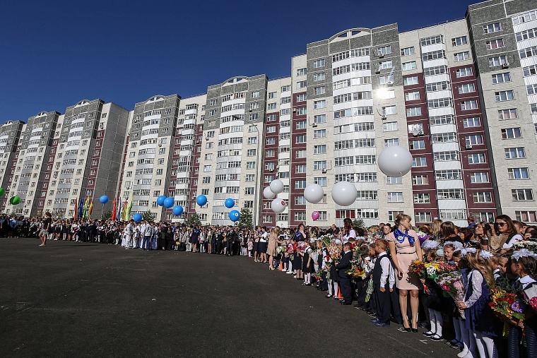 За парты самой большой школы в Тюменской области сели 2,5 тыс. учеников