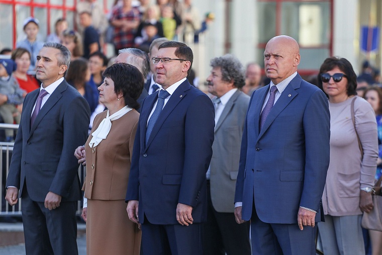 За парты самой большой школы в Тюменской области сели 2,5 тыс. учеников