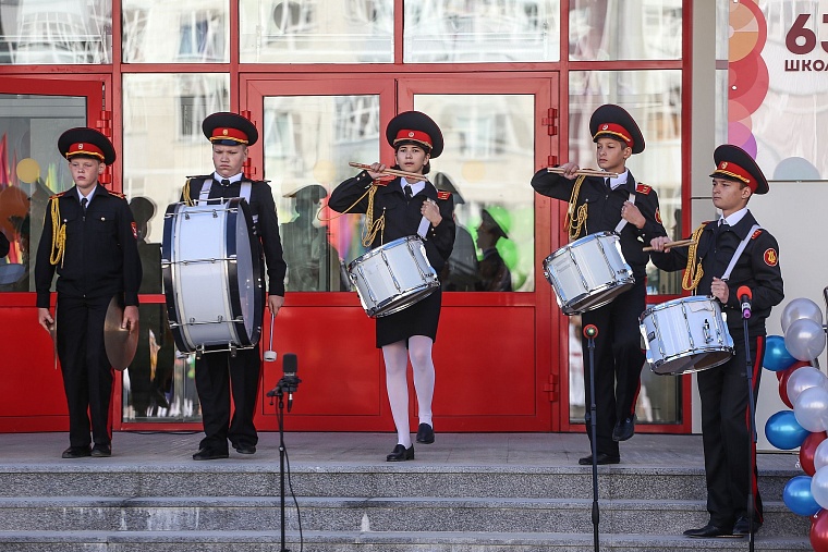 За парты самой большой школы в Тюменской области сели 2,5 тыс. учеников