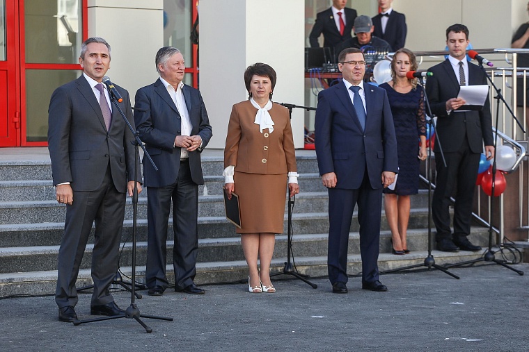 За парты самой большой школы в Тюменской области сели 2,5 тыс. учеников