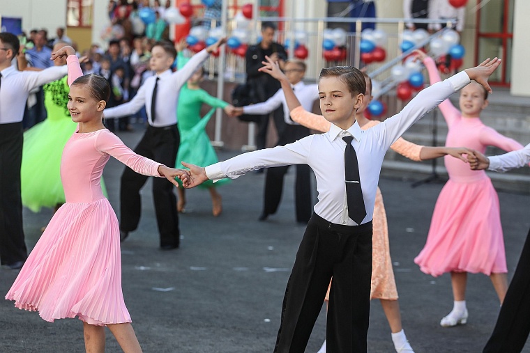 За парты самой большой школы в Тюменской области сели 2,5 тыс. учеников