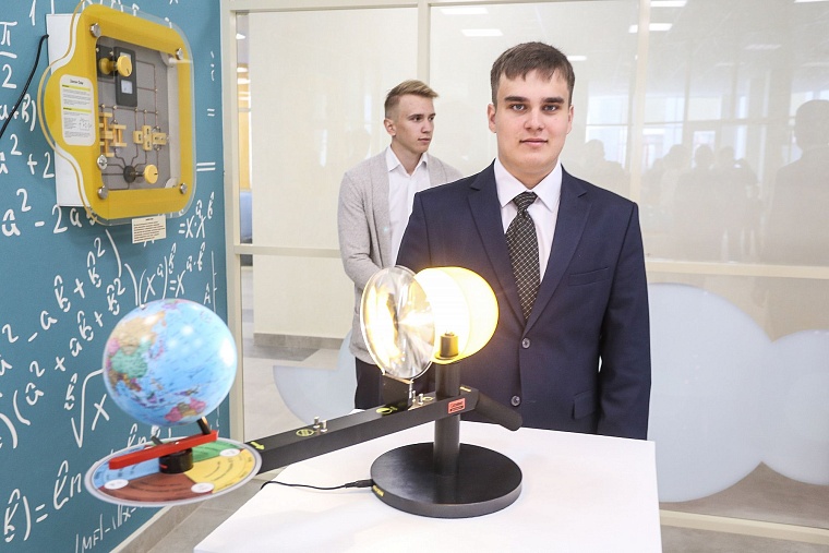 За парты самой большой школы в Тюменской области сели 2,5 тыс. учеников