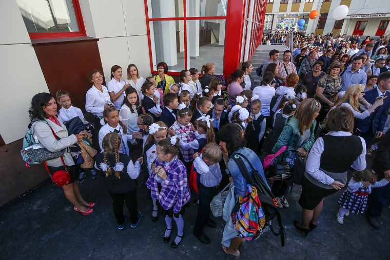 За парты самой большой школы в Тюменской области сели 2,5 тыс. учеников