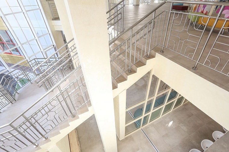 За парты самой большой школы в Тюменской области сели 2,5 тыс. учеников