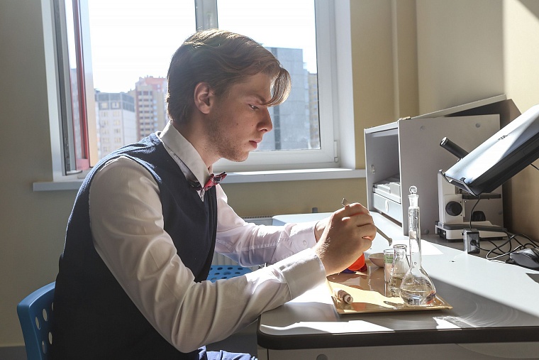 За парты самой большой школы в Тюменской области сели 2,5 тыс. учеников