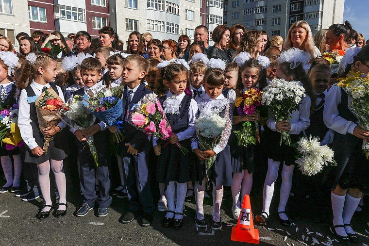 За парты самой большой школы в Тюменской области сели 2,5 тыс. учеников