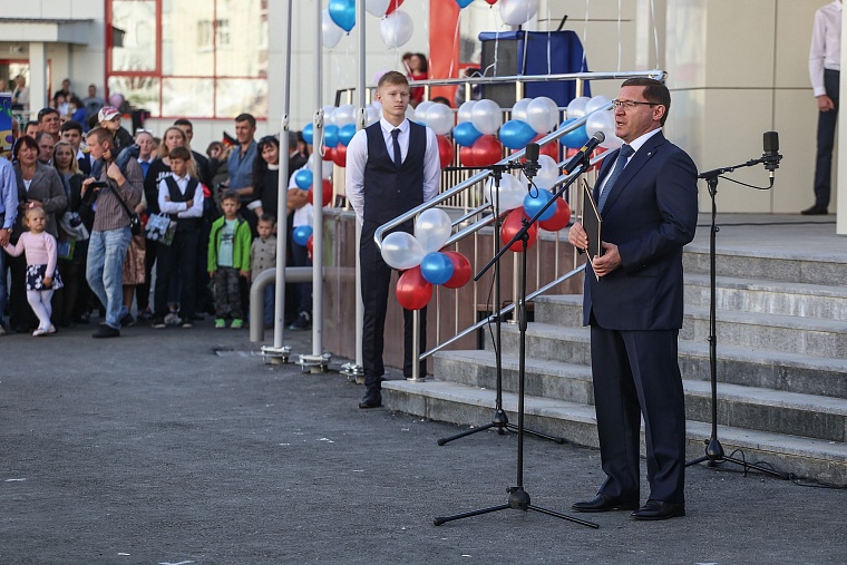 За парты самой большой школы в Тюменской области сели 2,5 тыс. учеников