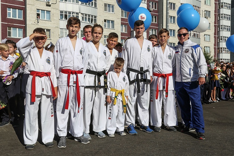 За парты самой большой школы в Тюменской области сели 2,5 тыс. учеников